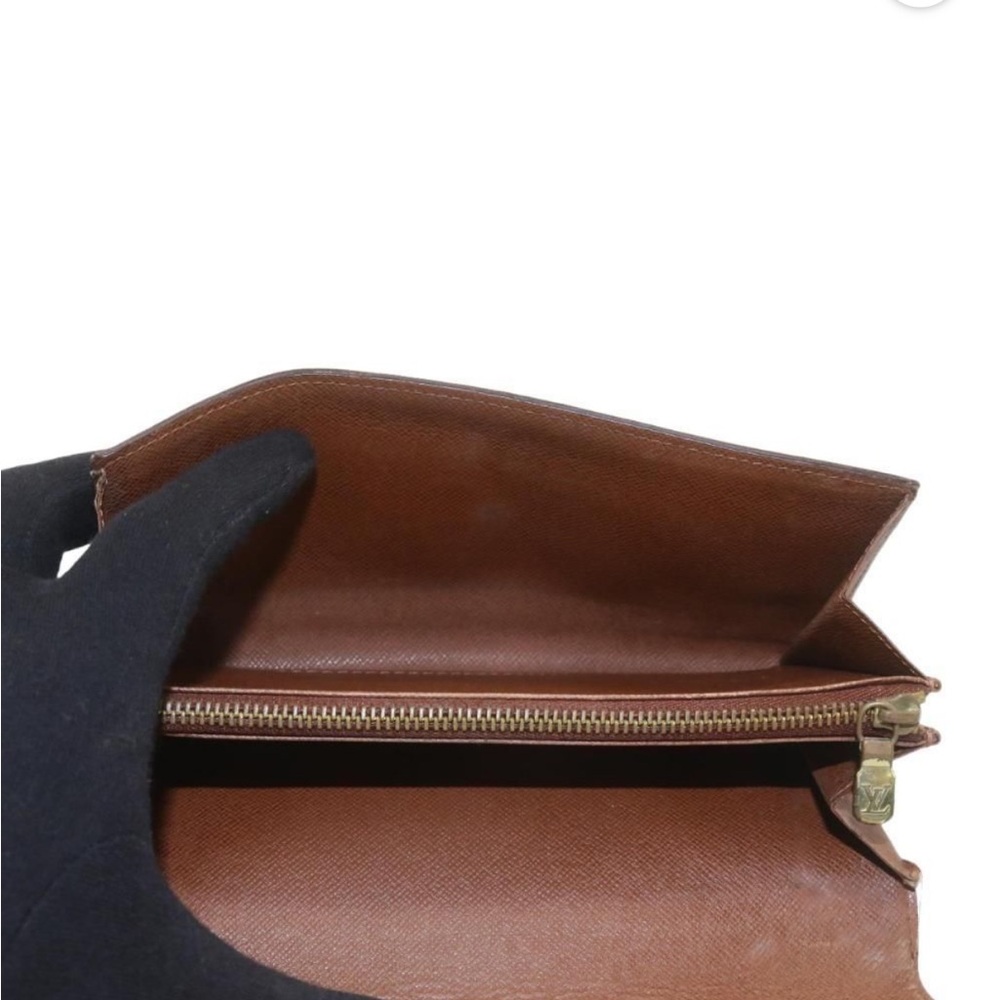 20. Louis Vuitton Monogram Sarah Wallet - Picture 4 of 7